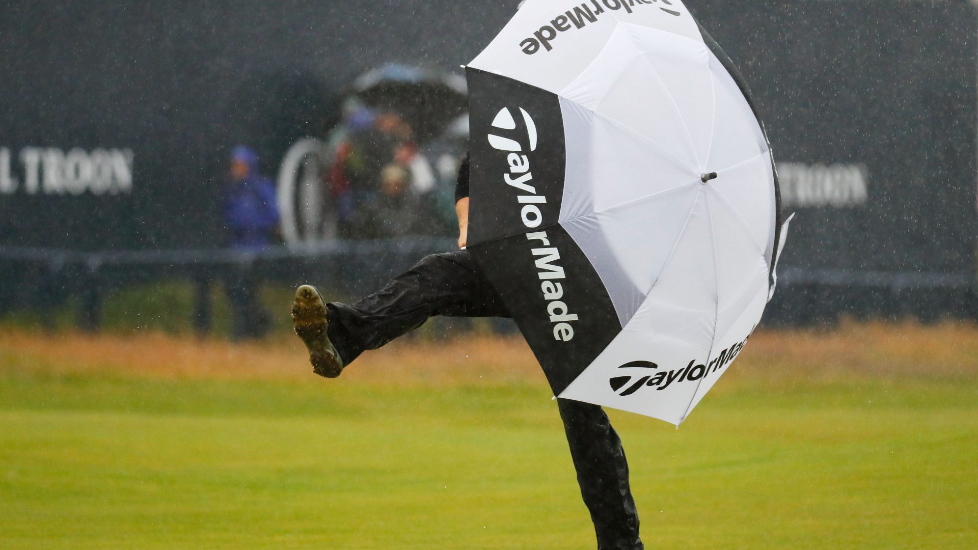Golfen bei Regen – nicht nur bei uns in Deutschland, auch in Großbritannien gibt es gelegentlich viel niederschlag – so auch meistens bei der Open Championship. Unter dem Schirm schützt sich Jamie Donaldson bei der Open in Troon 2015 vor Regen. (Foto: Getty Images)