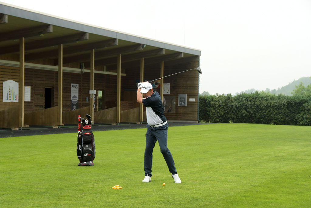 Stefan Quirmbach auf der Range des Golfresort Hardenberg. Deutlich zu sehen: Im Rückschwung wird die linke Ferse angehoben. (Foto: Christina Scheunemann)