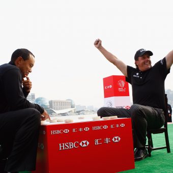 Tiger Woods und Phil Mickelson spielen ein Brettspiel in China im Jahr 2009