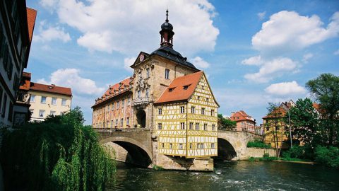 Beste Lage Das Alte Rathaus thront mitten in der Regnitz. ______ © Bamberg Tourismus & Kongress Service