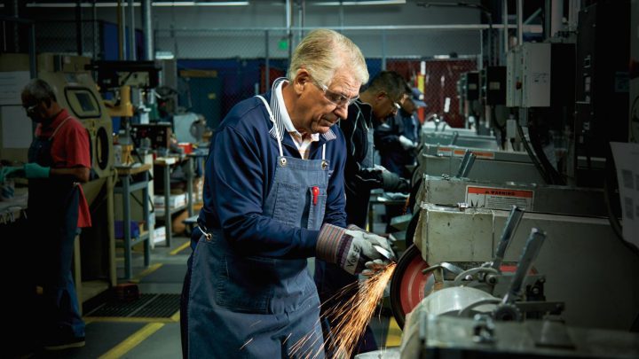 Bob Vokey bei der Arbeit Der 1940 geborene Kanadier gilt seit Jahren als der "Wedge-Guru" schlechthin. Seit 1996 produziert er bei Titleist die nach im selbst benannte Wedge-Linie