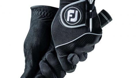 FootJoy »Raingrip« Schon beim Anziehen war klar, dieser Handschuh ist anders: Das »Sure-Grip-Autosued«, ein wildlederähnliches Material, fühlt sich schlichtweg anders an als normales Leder, bietet in der Tat bei Nässe eine hervorragende Griffigkeit und diese lässt, wie auch die gute Passform, an intensiven Tagen (300 Schläge pro Tag) kaum nach. Abnutzungserscheinungen waren nicht zu erkennen. Die extra Teehalterung unterhalb des Ballmarkers ist Geschmacksache. Info: Für Damen nur in LH, für Herren LH/RH. Nur in Schwarz. Preis: 16,90 Euro
