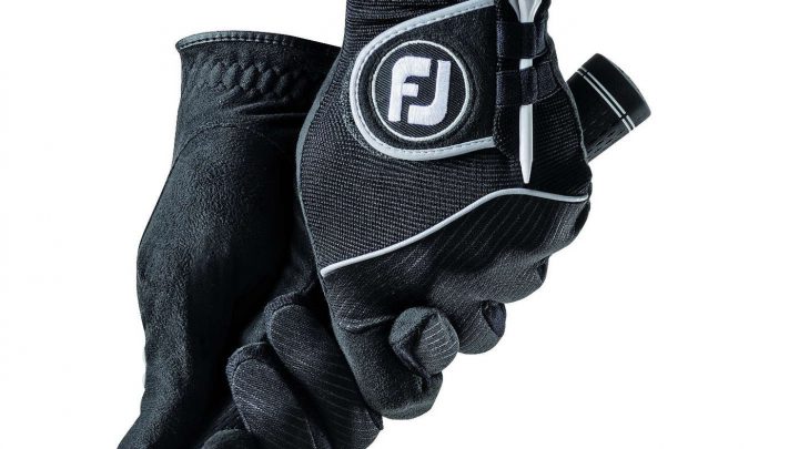 FootJoy »Raingrip« Schon beim Anziehen war klar, dieser Handschuh ist anders: Das »Sure-Grip-Autosued«, ein wildlederähnliches Material, fühlt sich schlichtweg anders an als normales Leder, bietet in der Tat bei Nässe eine hervorragende Griffigkeit und diese lässt, wie auch die gute Passform, an intensiven Tagen (300 Schläge pro Tag) kaum nach. Abnutzungserscheinungen waren nicht zu erkennen. Die extra Teehalterung unterhalb des Ballmarkers ist Geschmacksache. Info: Für Damen nur in LH, für Herren LH/RH. Nur in Schwarz. Preis: 16,90 Euro