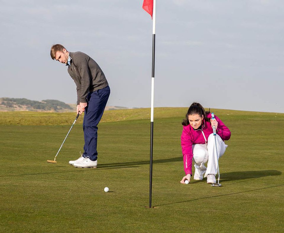 Seit 2019 darf die Fahne im Loch stecken bleiben