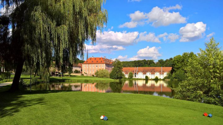Spektakuläres Finale An der 18 geht’s über den Schlossweiher auf das ausnahmsweise mal große Grün direkt vor Schloss Reichmannsdorf.