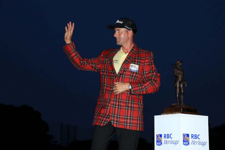 Winken in die Dunkelheit: Webb Simpson mit dem obligatorischen Sakko für den Turniergewinn beim Heritage