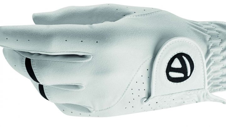 TaylorMade »All Weather« Ein Unterschied zu einem klassischen Lederhandschuh ist kaum feststellbar, im Gegenteil: Der Handschuh aus hochwertigem synthetischen Material, der an Daumen und Handinnenfläche mit Leder kombiniert wurde, schmiegt sich bestens an der Hand an, man meint, direkt mit dem Griff Kontakt zu haben. Bei häufiger Nutzung sind Gebrauchsspuren relativ schnell sichtbar. Optisch wirkt er mit seinen beiden kleinen Stretcheinzügen an Mittel- und Ringfinger eher bieder. Info: Ausschließlich Herren LH und RH. Nur in Weiß. Preis: 14 Euro