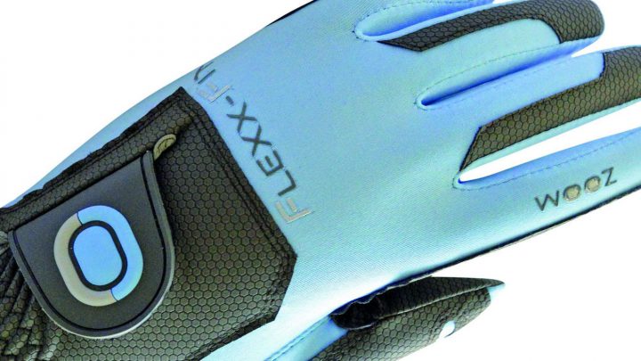 Zoom »Weather« Die innovativen Zoom-Technologien sollen es ermöglichen, eine Größe anzubieten, die für alle Hände passt. »One size fits all« – ein gewagtes Versprechen. Das Modell »Weather« ist ein Allwetterhandschuh, der sich durch sein elastisches »Flexx-Fit«-Material jeder Hand anpassen soll. Wer normalerweise Größe S trägt, hat zunächst das Gefühl, dass im »Zoom« noch etwas »Luft« ist. Das mag an dem leichten Material liegen, jedenfalls gewöhnt man sich daran und der Griff leidet nicht darunter. Der war übrigens auch bei Regen problemlos. Großes Plus: Auch nach knapp 500 Schlägen waren keinerlei Gebrauchsspuren zu erkennen. Info: In sechs Farbkombinationen erhältlich. Preis: 14,90 Euro