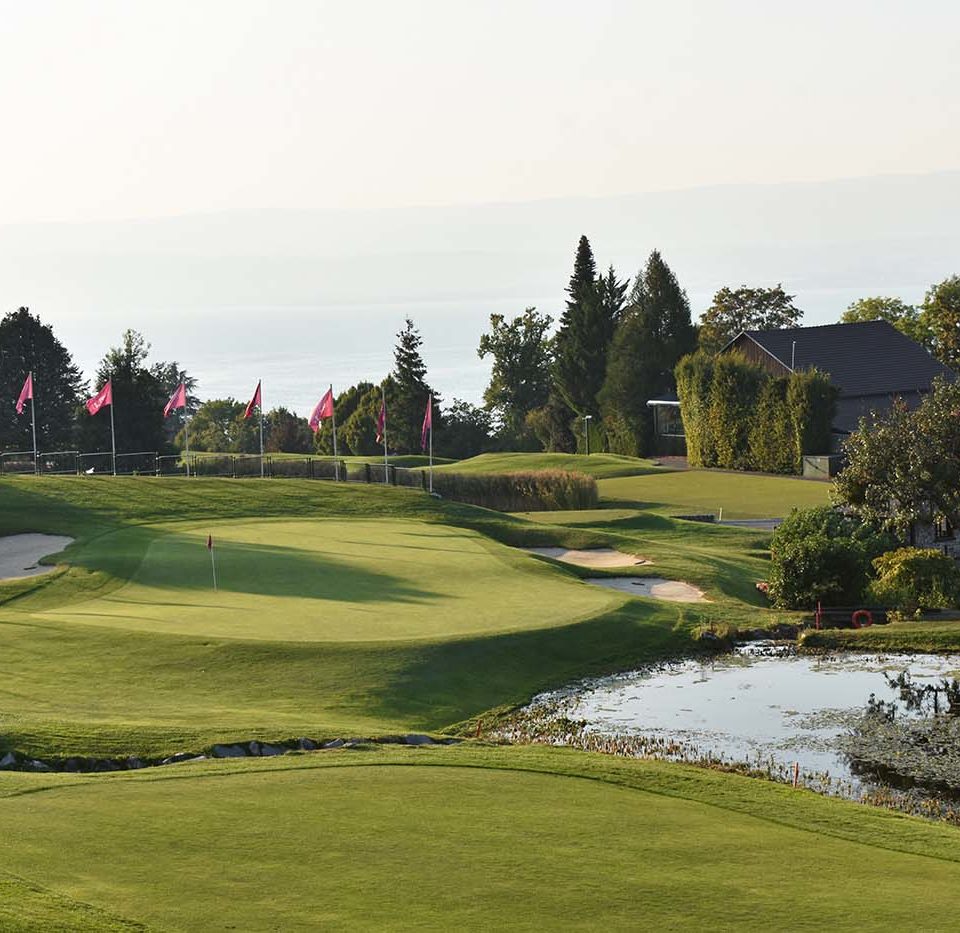 Der Golfplatz in Evian wurde 1904 von Willie Park Jr. als 9-Loch-Anlage oberhalb des Genfersees entworfen