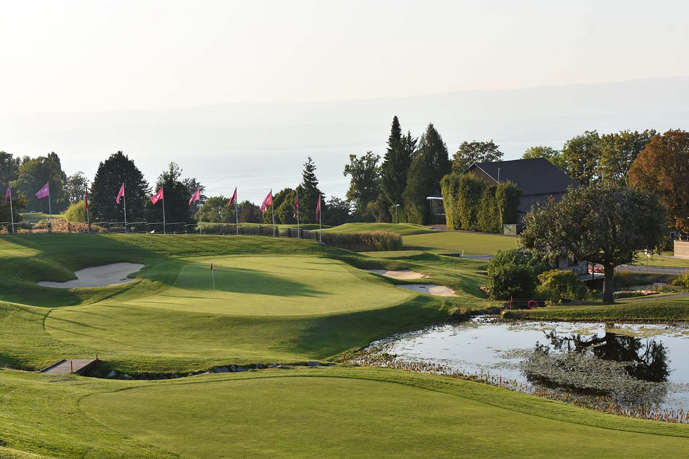 Der Golfplatz in Evian wurde 1904 von Willie Park Jr. als 9-Loch-Anlage oberhalb des Genfersees entworfen