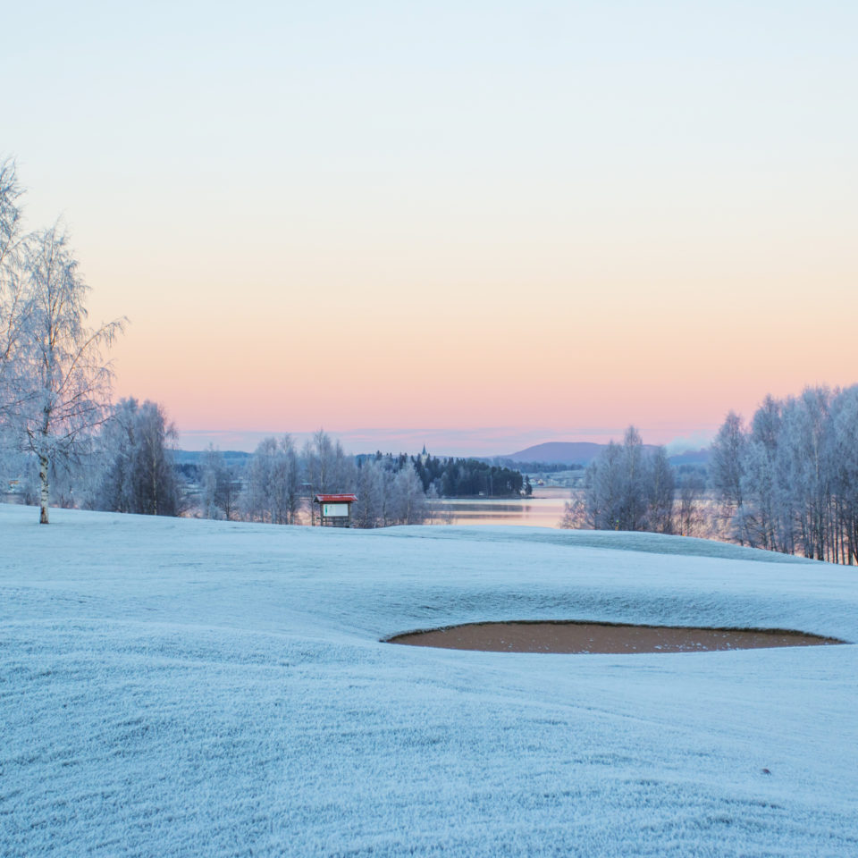Golfplatz mit Schnee überdeckt