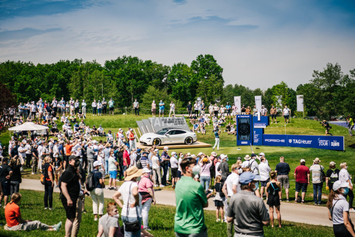 Schon letztes Jahr durften zahlreiche Zuschauer in Zeiten der Pandemie (und mit zahlreichen Auflagen) Profi-Golf hautnah verfolgen. Dieses Jahr werden es wohl wieder "normalere" Porsche European Open werden. Mit zahlreichen Neben-Events, spannenden Marken und natürlich exzellentem Golf