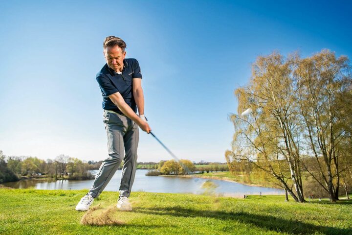 SATTER TREFFMOMENT: Oberarm, Unterarm, Schläger, Treffmomentsbereich – alles ist auf einer Linie.