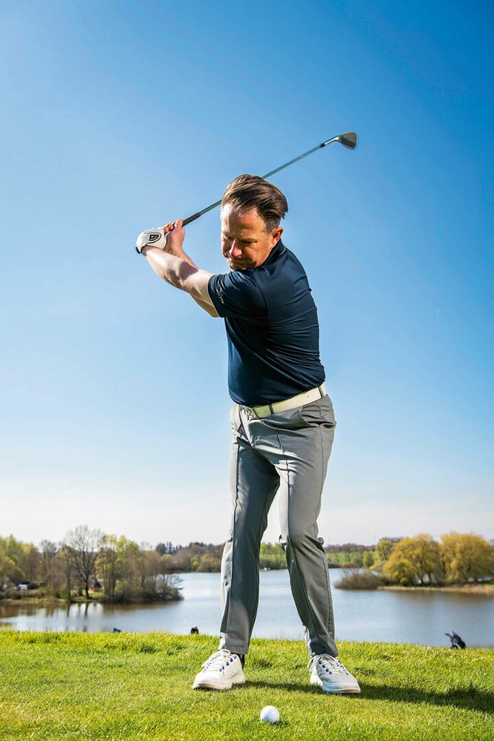 WENIGER IST MEHR: Das ist der höchste Punkt von Paul Dyers Rückschwung beim Kurzeisenschlag. Absolut ausreichend und ein Garant für bessere Ballkontakte. Darüber hinaus ist deutlich zu sehen, dass Paul Dyer beim Rückschwung vermeidet, sein Gewicht auf den rechten Fuß zu verlagern. So bereitet er ein besseres Abdrücken vor.