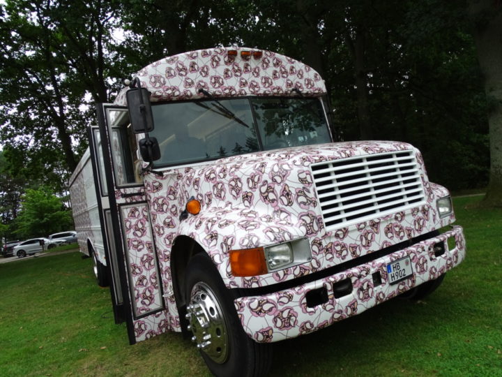 Der Fashionbus von Herzen’s Angelegenheit war auch vor Ort beim Pink Ribbon Charity. Ein Bus voll gepackt mit hochwertiger Mode.