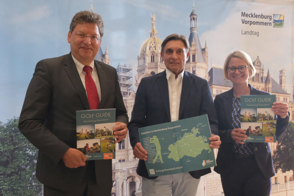 Wirtschaftsminister Reinhard Meyer, Rüdiger Born als Präsident des Landesgolfverbandes und die Landtagspräsidentin Birgit Hesse präsentieren das neue Printprodukt. Foto: Rainer Cordes