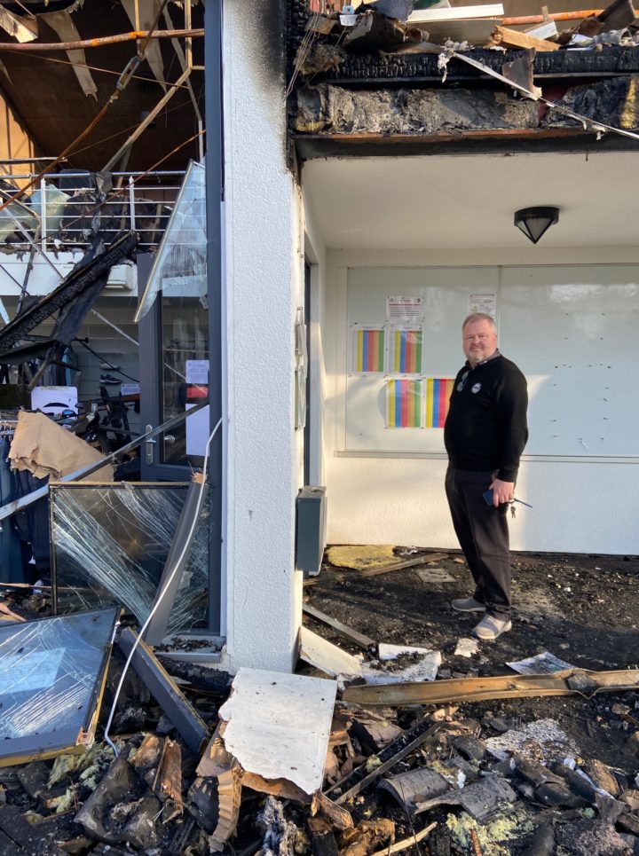 Wendlohe-Geschäftsführer steht am Eingang des ehemaligen Pro-Shops. Noch vor ein paar Tagen war dies sein täglicher Weg zum Arbeitsplatz. (Foto: Isabel von Wilcke)