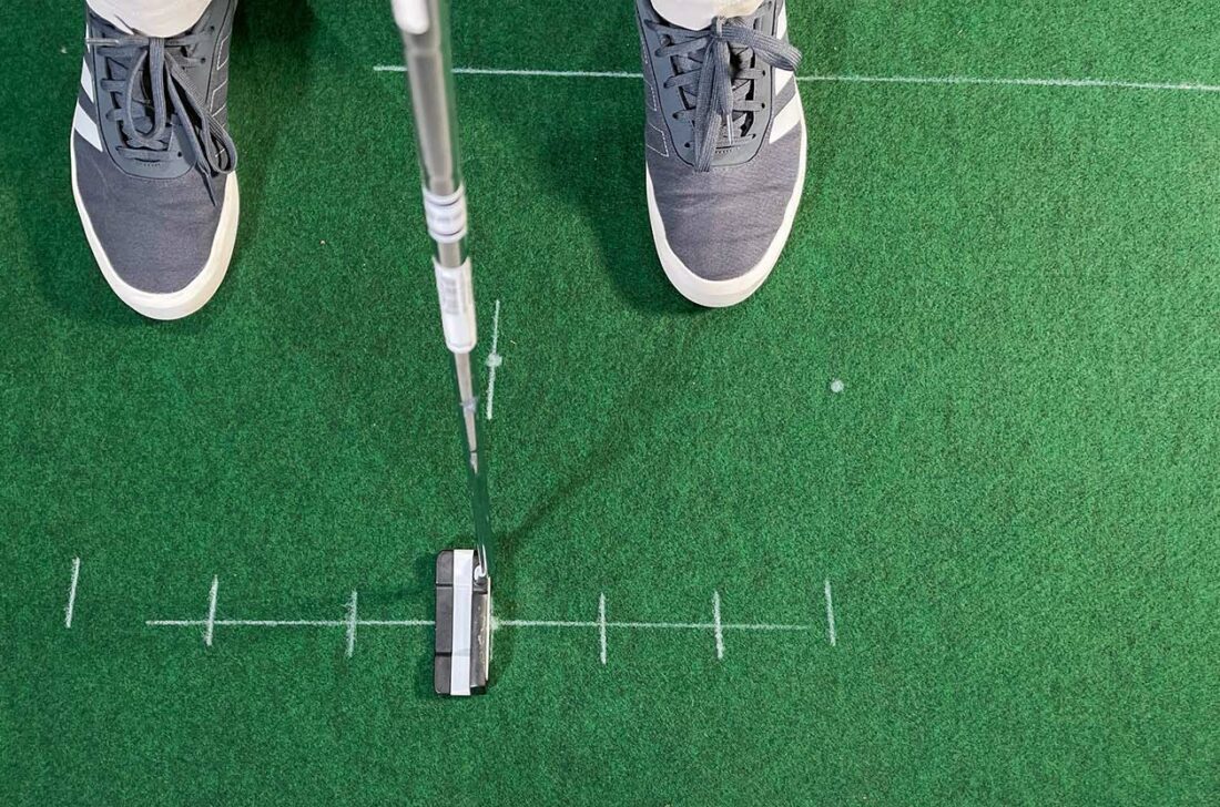 Das Set-up für mehr Kontrolle im Treffmoment. Schlagfläche parallel zur Linie ansetzen.