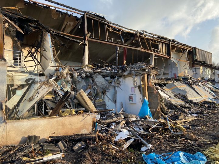 Die Brandruine des GC Hamburg Wendlohe. Hier waren Sekretariat, Pro Shop, Caddyhalle und die Geschäftsstelle des Hamburger Golfverbands beheimatet. (Foto: Isabel von Wilcke)