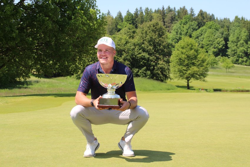 Strahlender Sieger der Riedhof Open: Tadeas Tetak mit Pokal auf dem Grün der 18 des GC München-Riedhof.