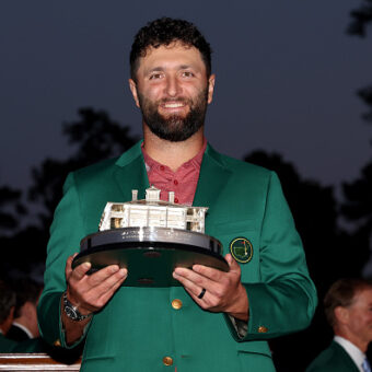 Jon Rahm mit der Masters-Trophäe 2023