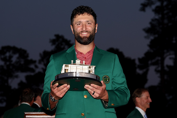 Jon Rahm mit der Masters-Trophäe 2023