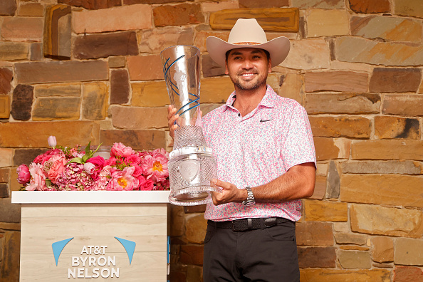 Jason Day mit der Trophäe beim Byron Nelson 2023