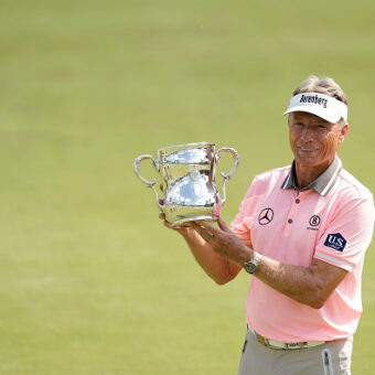 Bernhard Langer mit der Francis D. Ouimet Memorial Trophy bei der US Senior Open 2023