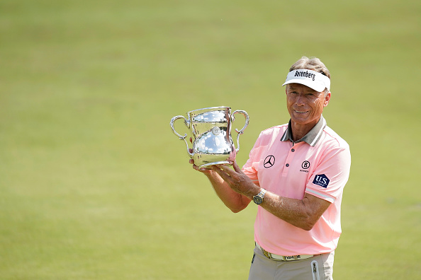 Bernhard Langer mit der Francis D. Ouimet Memorial Trophy bei der US Senior Open 2023