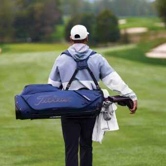 Golfer von hinten mit Titleist-Carrybag