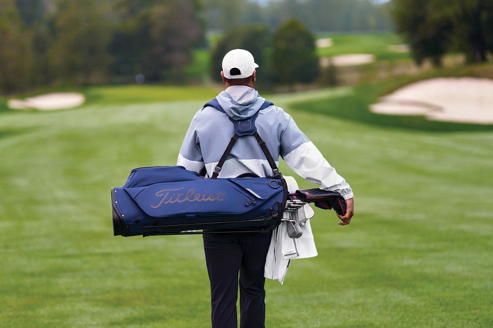 Golfer von hinten mit Titleist-Carrybag