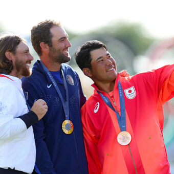 Scottie Scheffler, Tommy Fleetwood und Hideki Matsuyama mit Selfie bei der Medaillenvergabe in Paris