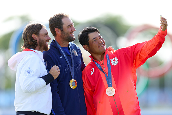 Scottie Scheffler, Tommy Fleetwood und Hideki Matsuyama mit Selfie bei der Medaillenvergabe in Paris