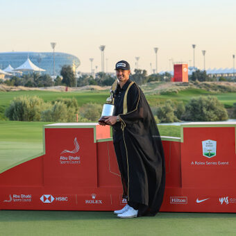 Victor Perez mit der Abu Dhabi HSBC Falcon-Trophy 2023
