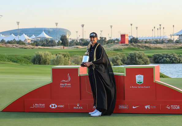 Victor Perez mit der Abu Dhabi HSBC Falcon-Trophy 2023