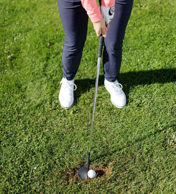 Auch für das Spiel von der Kahlstelle gilt: Mehr vom rechten Fuß spielen und die Hände etwas nach vorne drücken