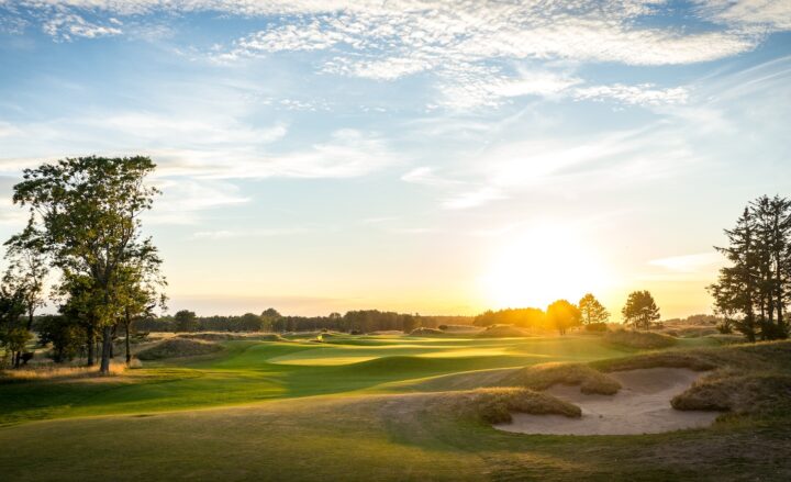 Der Komplett-Umbau auf Föhr ist seit zwei Jahren abgeschlossen. Das Meisterstück von Golfplatzarchitekt Christian Althaus ist ein Juwel. Hier zeigt sich das riesige Doppel-Grün vom Course Gelb in prächtigen Farben.