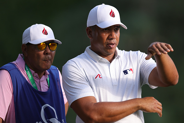 Jhonattan Vegas philosophiert mit seinem Caddie Oscar Ruben Yorio auf der dritten Bahn in Quail Hollow