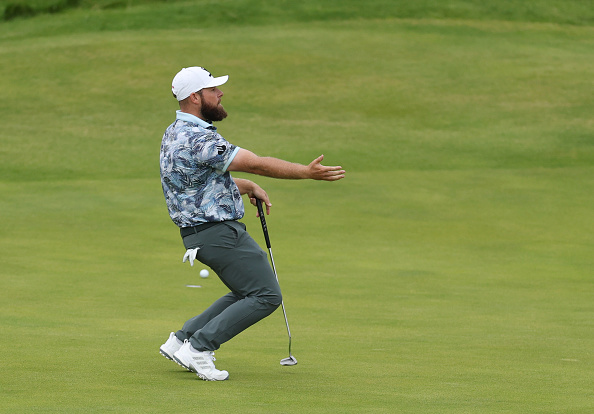 Tyrrell Hatton mit berühmter Gestik nach einem verschobenen Putt