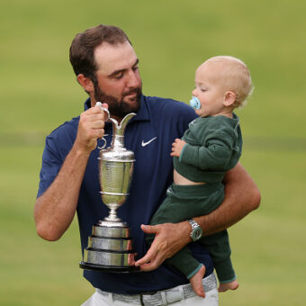 Scottie Scheffler mit Sohn Bennett und der Claret Jug auf dem 18. Grün der 153. Open Championship