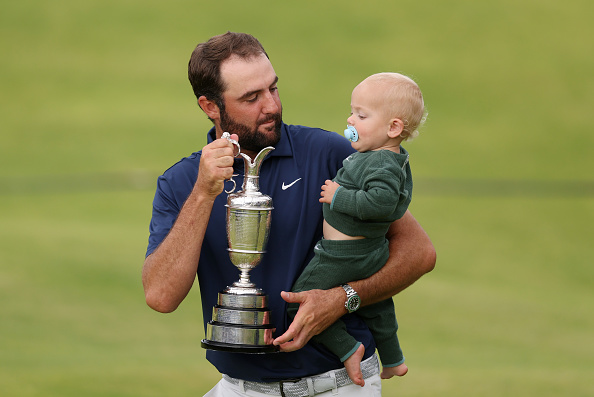 Scottie Scheffler mit Sohn Bennett und der Claret Jug auf dem 18. Grün der 153. Open Championship