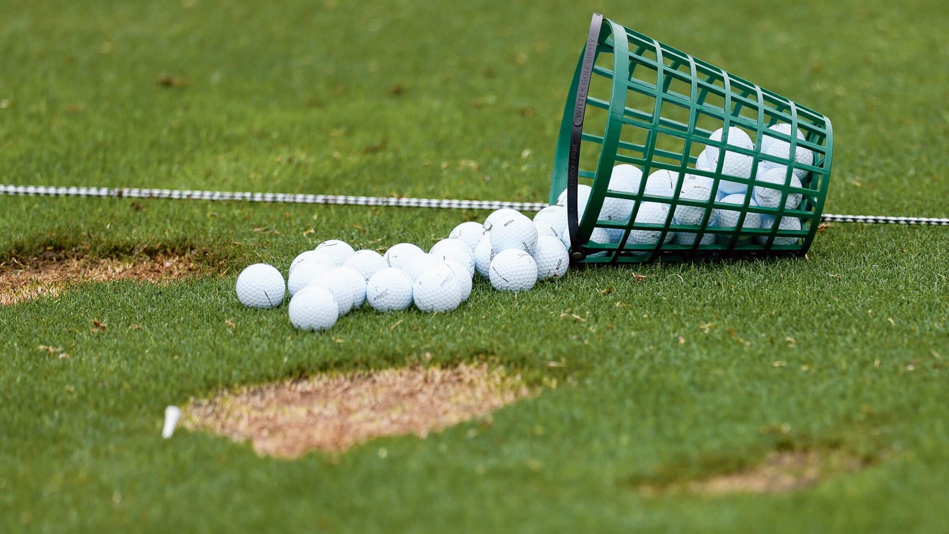 Eimer mit Golfbällen auf Driving Range