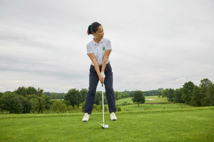 Wenige Zentimeter sind entscheidend bei der Ballposition und wirken sich auf die Loftneigung des Schlägers aus – weiter vorne mehr Loft, weiter hinten weniger Loft.