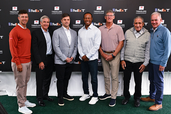 Die Spieler-Direktoren Adam Scott (links) und Tiger Woods (Mitte) posieren zusammen mit PGA-Tour-Commissioner Jay Monahan und CEO Brian Rolapp sowie den Vorstandsmitgliedern Joe Gorder (ganz rechts), Arthur M. Blank und Michael Corbat während der Bekanntgabe des neuen PGA-Tour-CEOs am 17. Juni 2025 im TPC River Highlands in Cromwell, Connecticut