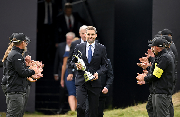 Mark Darbon, CEO der R&A, mit der Claret Jug bei der 153 Open Championship im Royal Portrush Golf Club