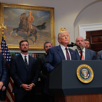 U.S. Präsident Donald Trump bei der Zeremonie im Roosevelt Room des Weißen Hauses - Mit ihm im Bild (L-R): Vizepräsident JD Vance, Bryson DeChambeau, WWE Chief Creative Officer Paul “Triple H” Levesque, und US Secretary of Health and Human Services Robert F. Kennedy Jr.
