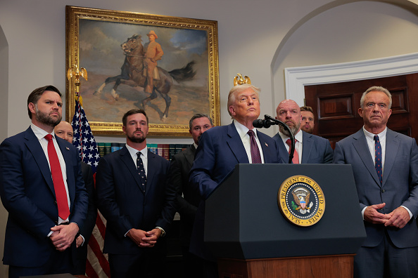 U.S. Präsident Donald Trump bei der Zeremonie im Roosevelt Room des Weißen Hauses - Mit ihm im Bild (L-R): Vizepräsident JD Vance, Bryson DeChambeau, WWE Chief Creative Officer Paul “Triple H” Levesque, und US Secretary of Health and Human Services Robert F. Kennedy Jr.