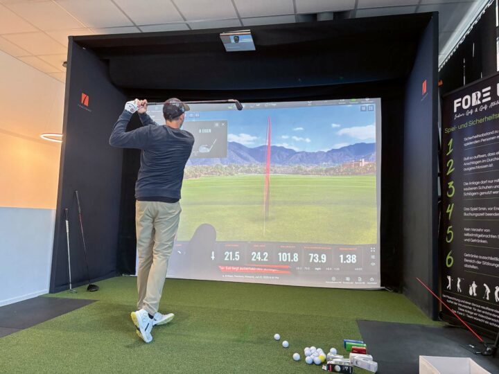 So haben wir getestet: Um die Leistungsfähigkeit der Bälle zu untersuchen haben wir pro Modell jeweils mehrere Schläge mit dem Sand Wedge (Pitch auf circa 50 Meter), einem vollen Eisen 8 sowie mit dem Driver durchgeführt. Dabei haben wir auf gleichmäßige Schlägerkopfgeschwindigkeit geachtet und nicht aussagekräftige Fehlschläge aus der Wertung genommen.