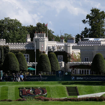 Ryder-Cup-Co-Captain Alex Noren vor dem Clubhaus des Wentworth Golf Club bei der BMW PGA Championship 2025.