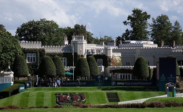 Ryder-Cup-Co-Captain Alex Noren vor dem Clubhaus des Wentworth Golf Club bei der BMW PGA Championship 2025.